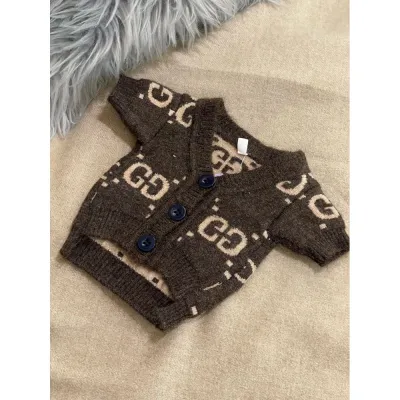 Кофта для собак GUCCI на ґудзиках з бежевими буквами, коричнева