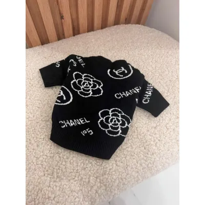 Светр для собак CHANEL із квітами, на ґудзиках, чорний