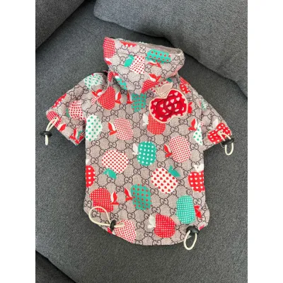 Зимова куртка для собак GUCCI з капюшоном, на змійці, яблука на малюнку, зі стяжками по краях, коричнева