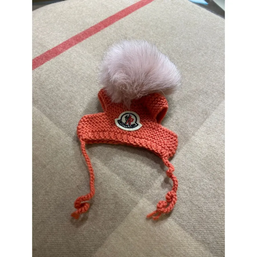 Шапка для собак ручной вязки MONCLER без подворота, с натуральным розовым бубоном, оранжевая — фото 1