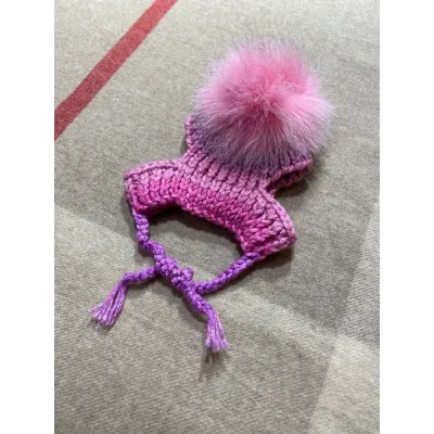 Шапка для собак ручної в'язки "Градієнт" без підворота з натуральним рожевим бубоном, рожева