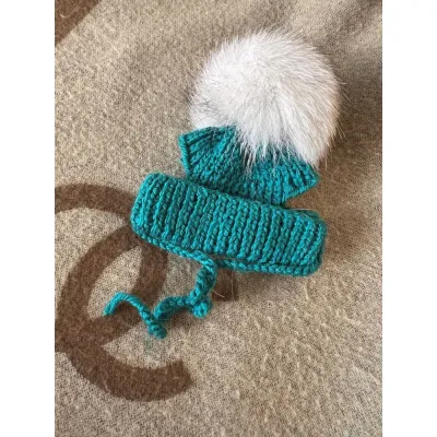 Шапка для собак ручної в'язки з підворотом, з натуральним білим хутряним помпоном, зелена