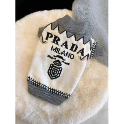 Светр для собак PRADA з логотипом на спинці, сірі краї з зигзагами, білий