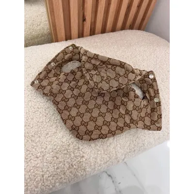 Зимняя жилетка для собак GUCCI джинсовая со значками, с капюшоном, на кнопках, бежевая