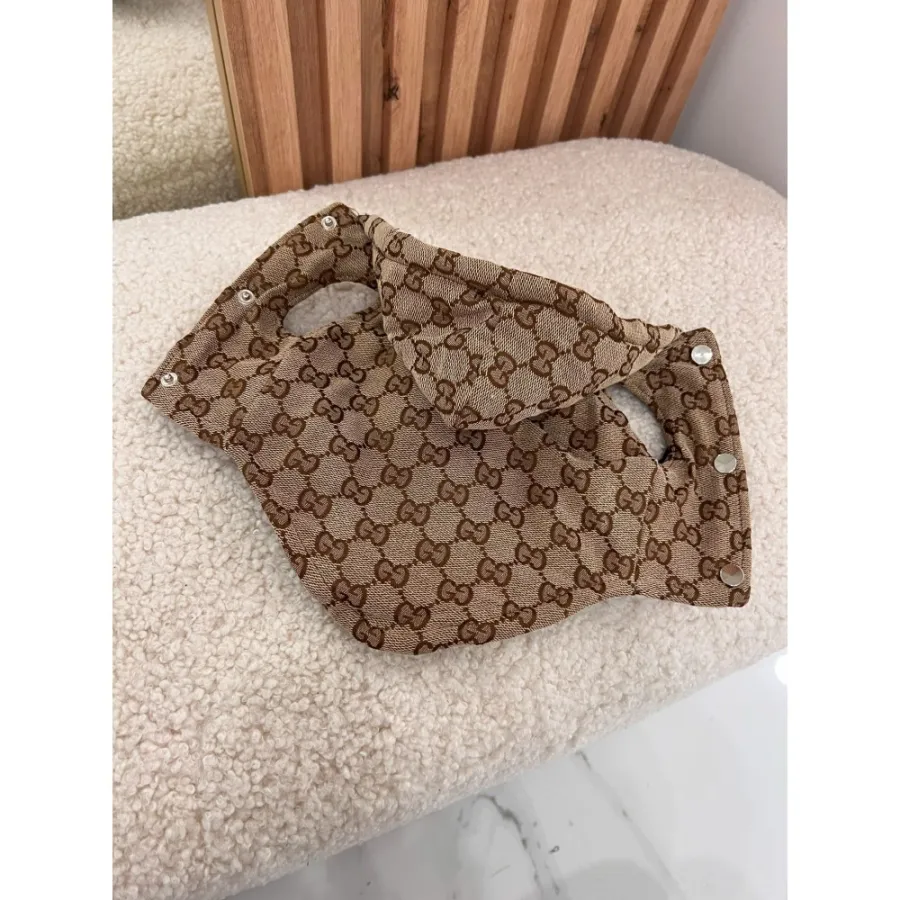 Зимняя жилетка для собак GUCCI джинсовая со значками, с капюшоном, на кнопках, бежевая — фото 1