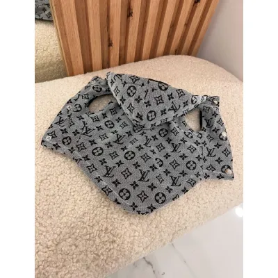 Зимова жилетка для собак LOUIS VUITTON джинсова з дрібними значками з капюшоном на кнопках сіра