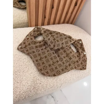 Зимова жилетка для собак LOUIS VUITTON джинсова з темними значками з капюшоном на кнопках бежева