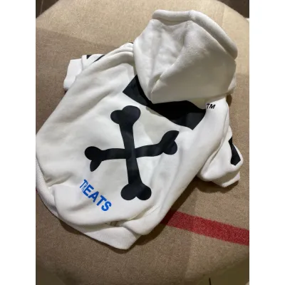 Толстовка для собак OFF WHITE Treats с косточками на спинке, с капюшоном, белая