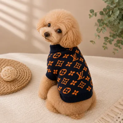Свитер для собак Louis Vuitton с мелкими оранжевыми логотипами бренда, синий