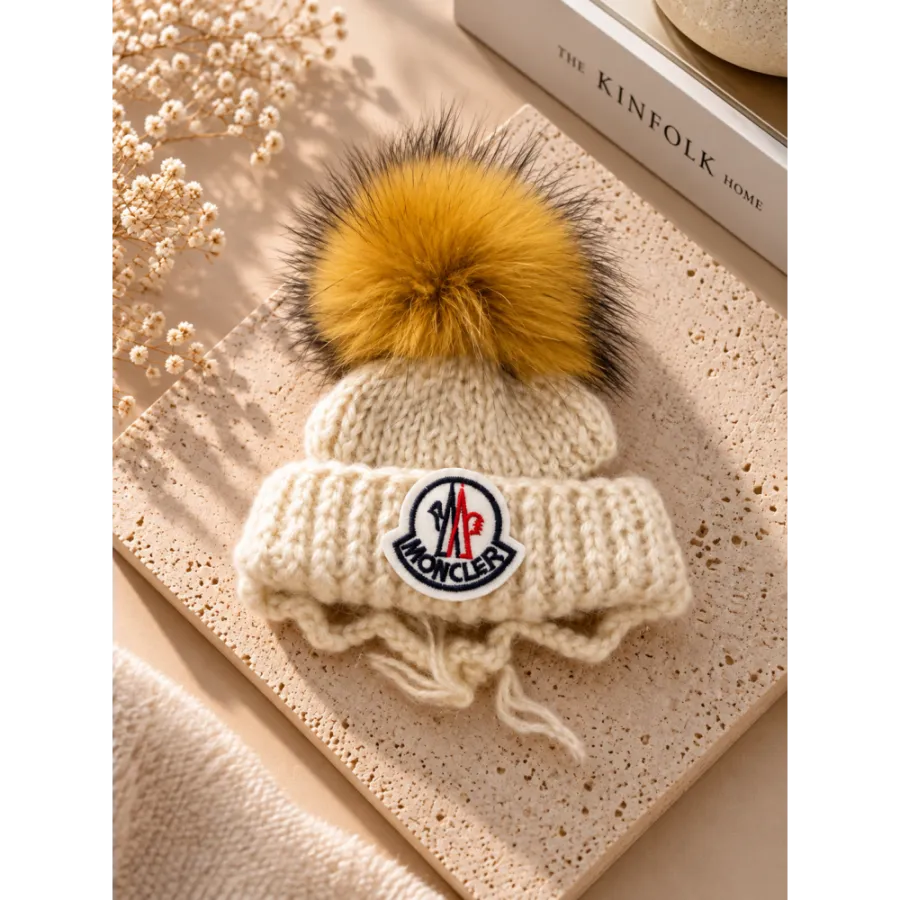 Шапка для собак ручної в’язки MONCLER з підворотом, з натуральним рудим бубоном, кремова — фото 1