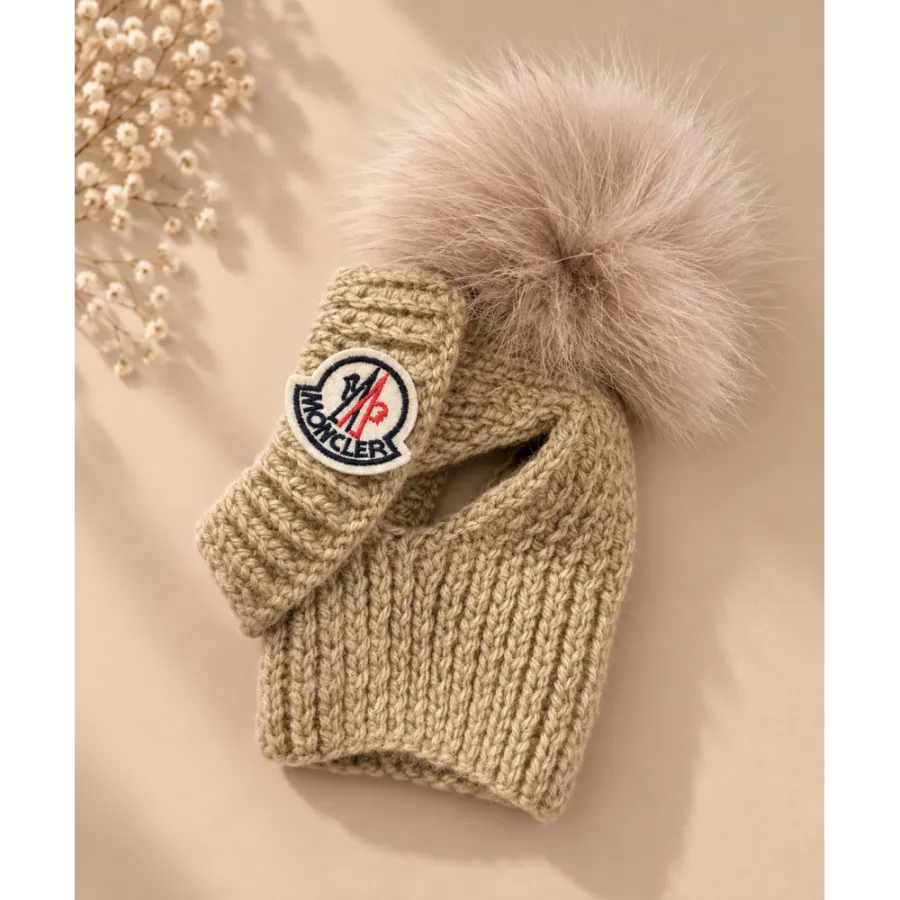 Шапка-труба для собак ручної в’язки MONCLER з натуральним бежевим бубоном, бежева — фото 1