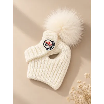 Шапка-труба для собак ручной вязки MONCLER с натуральным белым бубоном, белая