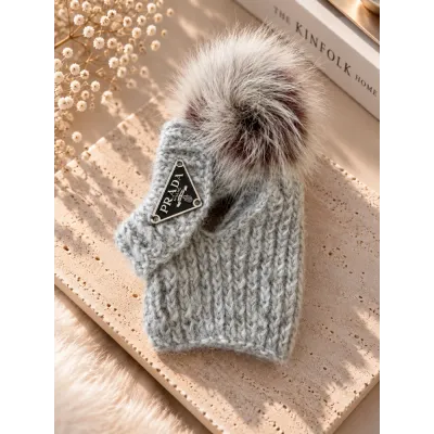 Шапка-труба для собак ручной вязки PRADA с натуральным бордовым бубоном, серая