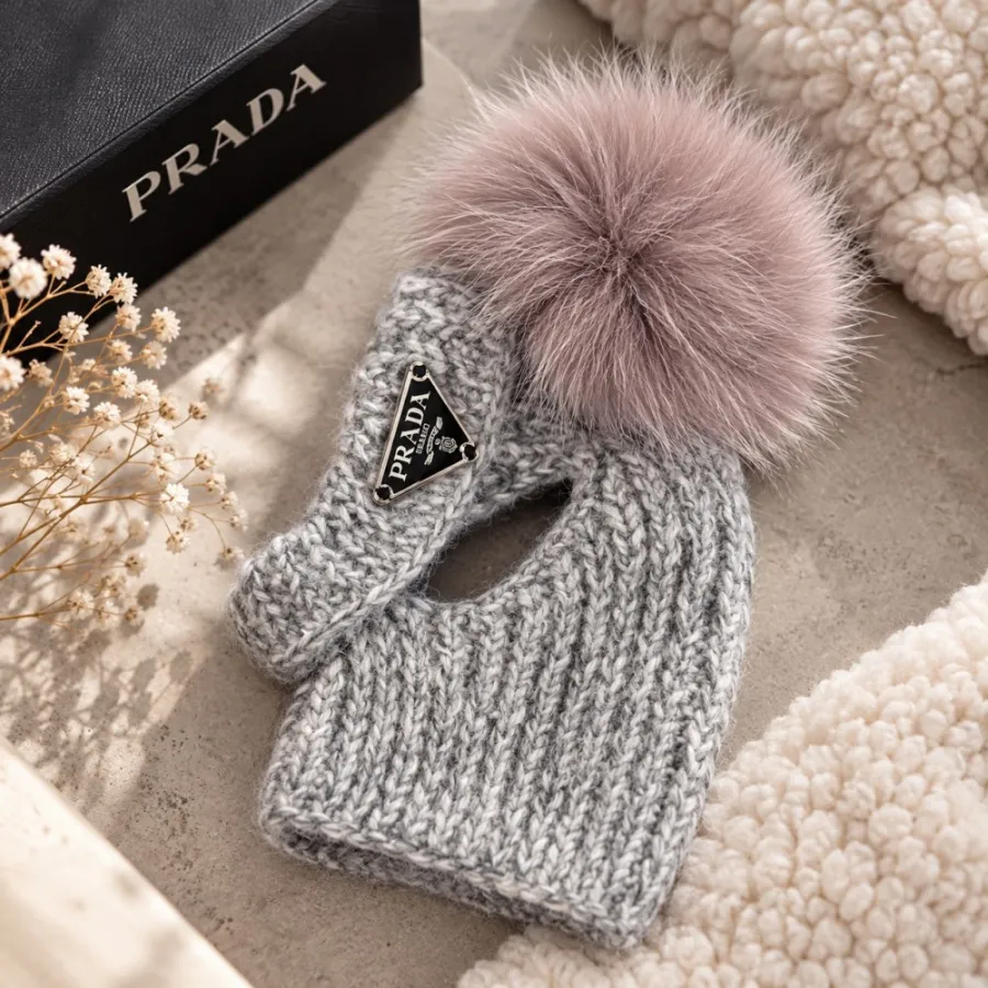 Шапка-труба для собак ручной вязки PRADA с натуральным фиолетовым бубоном, серая — фото 1